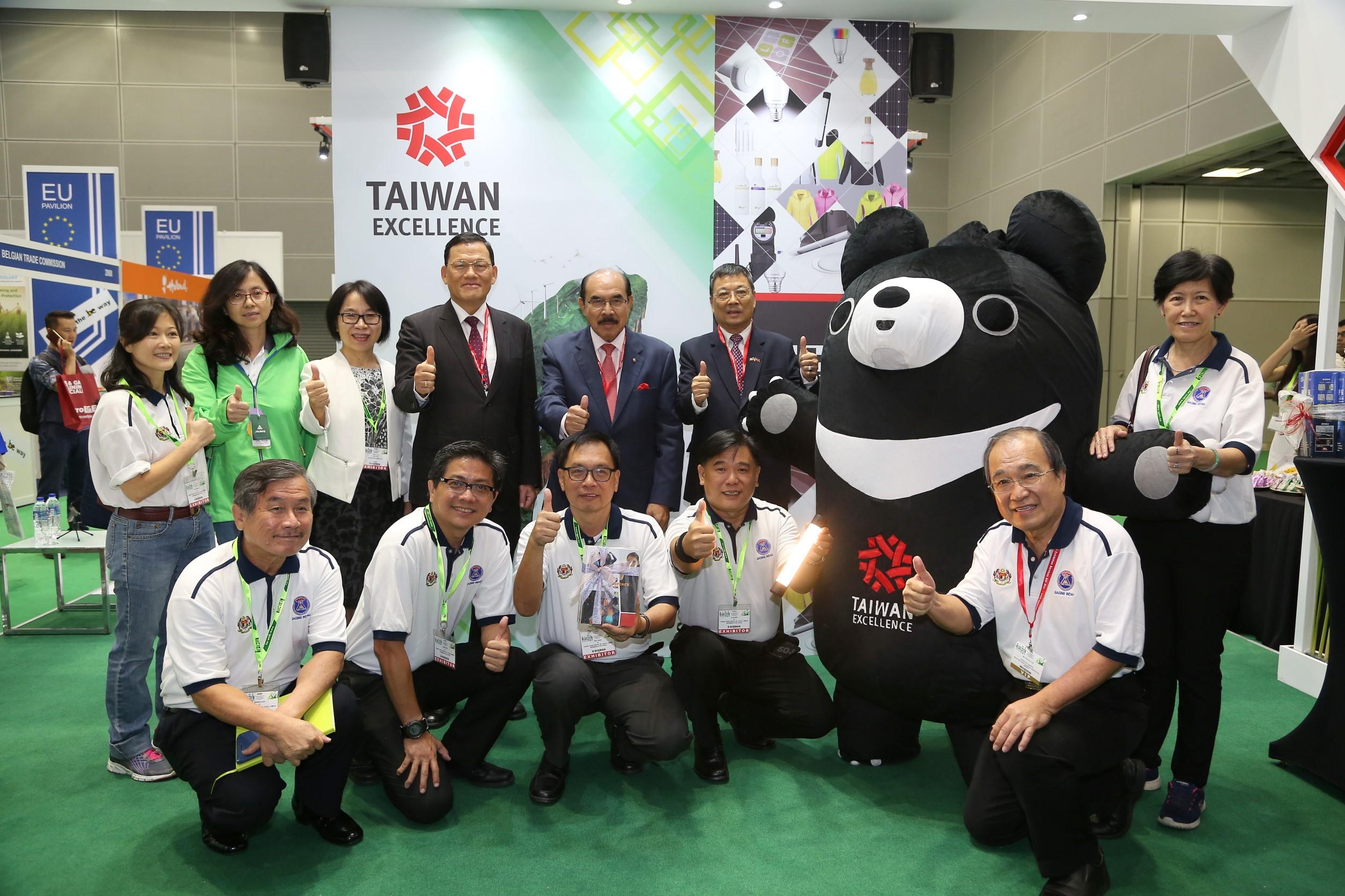 Representative Chang, James Chi-ping (5th from left) attends the Taiwan Excellence Pavilion at IGEM 2017 on October 11, 2017.
