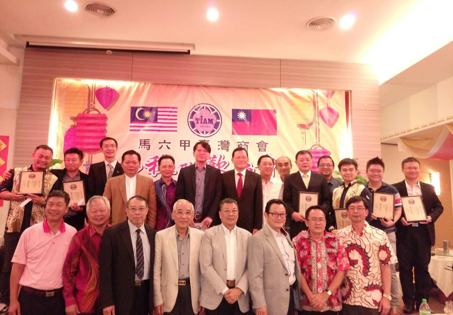 Representative Chang, James Chi-Ping (secong row, 8th from right) with Melaka Standing Committee, Persident Jasin Wu and the all council take photograph.
