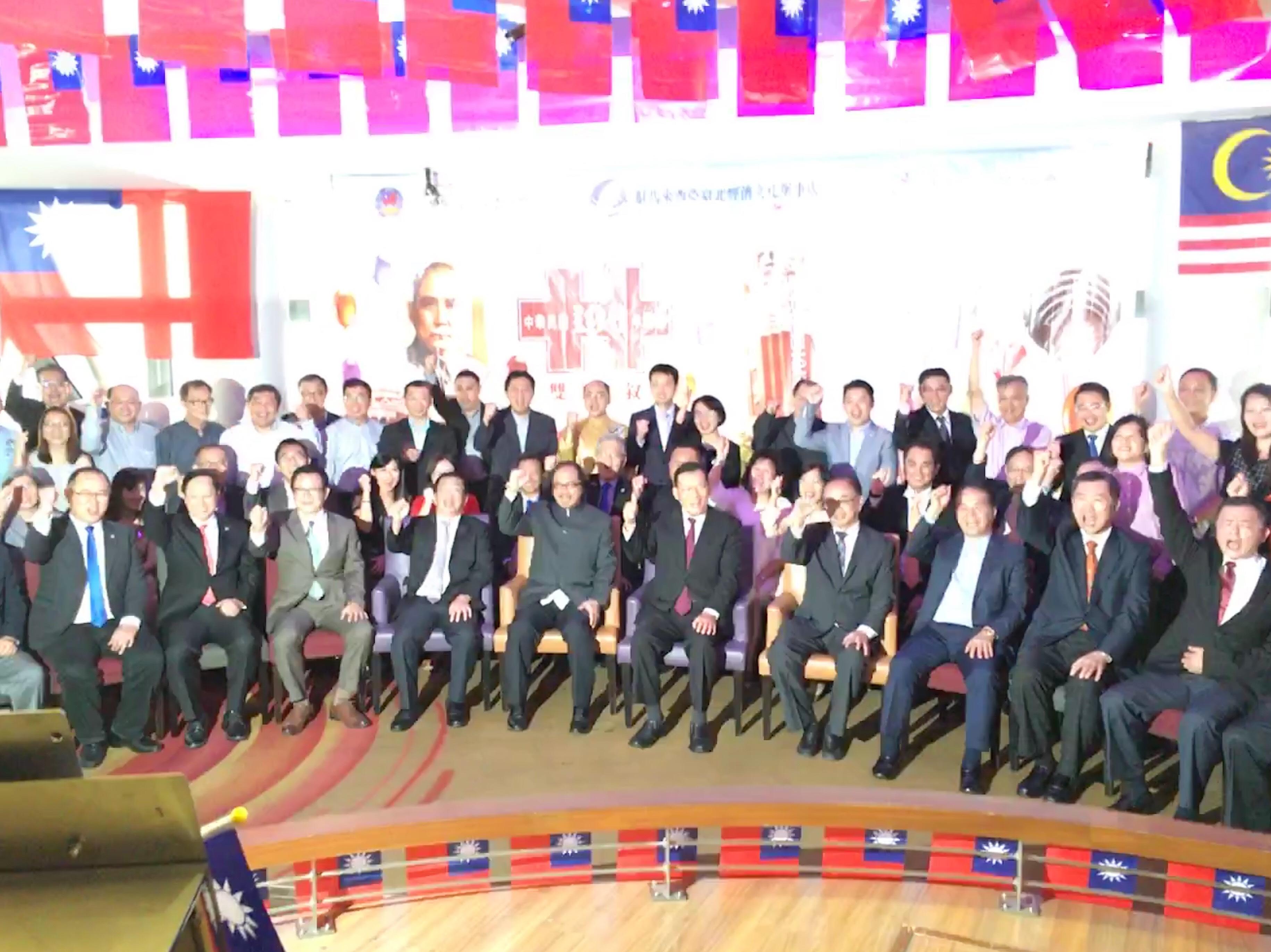 Representative Chang, James Chi-ping (first row right fifth) and Deputy Representative Michael S.Y. Yiin (first row right two)  attends Malaysia-Taiwan Economic and Trade Association (MTTFA) held celebrate Republic of China 106 National Day Dinner versus Malaysia-Taiwan Economic and Trade Association (MTTFA) President Dato Seri Tang Ying Lik ( first row right six) dan take photograph with VIP.