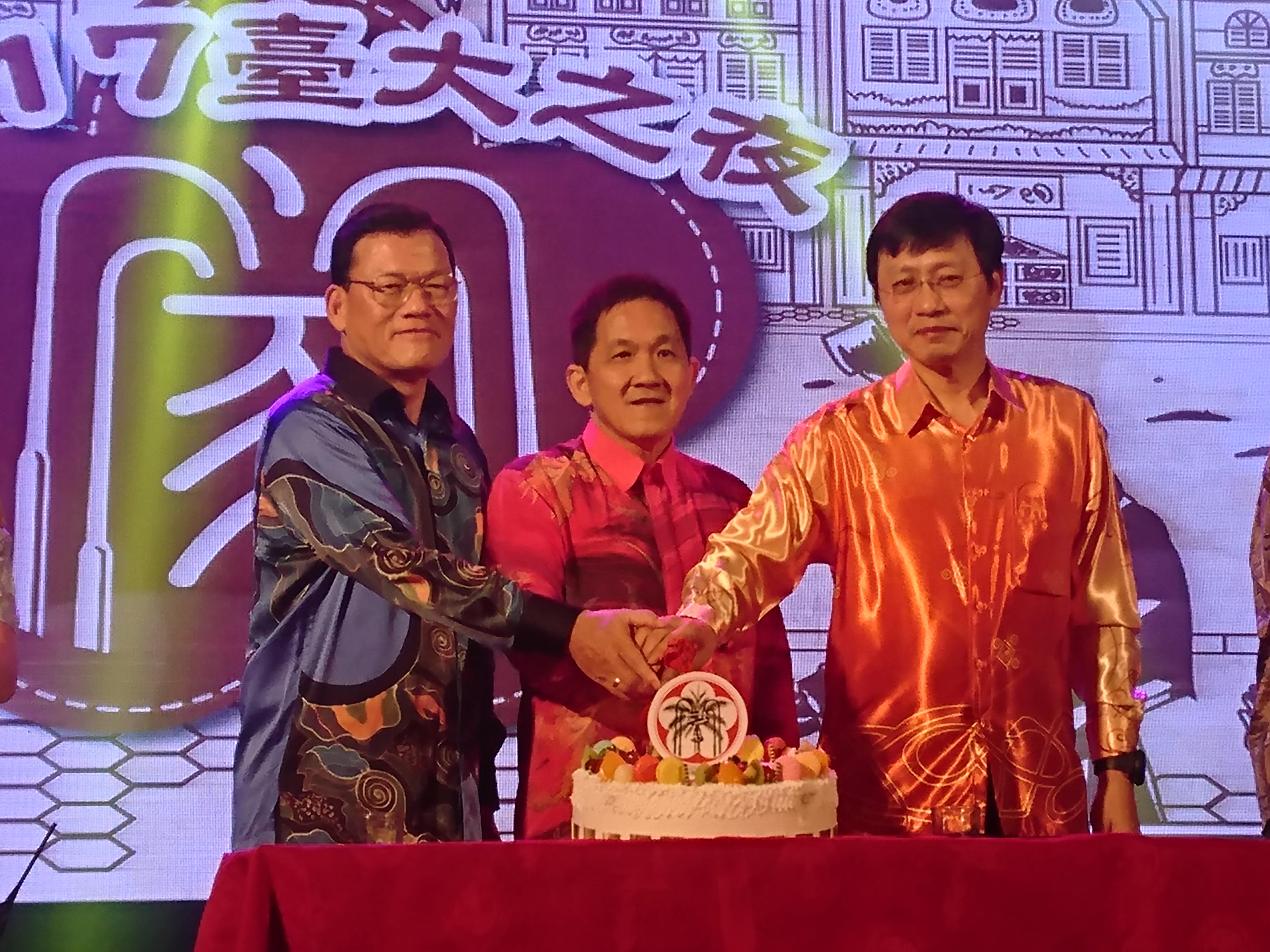 Representative Chang,  James Chi- ping (left) and President How Kang Sing (middle), Interim President Dr Kuo Tei Wei (right) cake cutting ceremony of Alumni Association Of National Taiwan University, Malaysia.