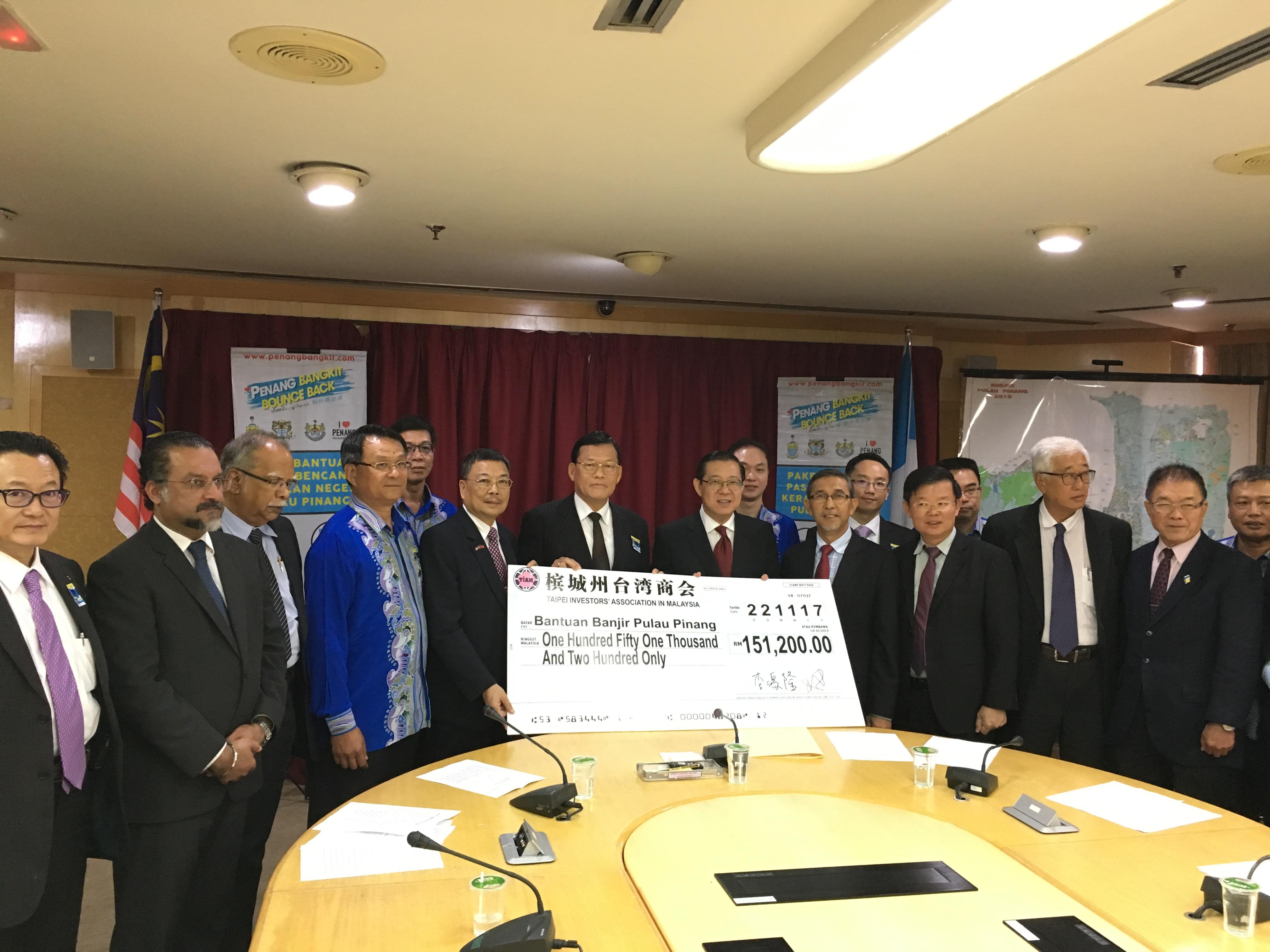Representative Chang,  James Chi- ping (left seven) attends Taipei Investors` Association in Malaysia Penang flood relief donation presentation, and take photograph with Chief Minister of Penang Lim Guan Eng (left eight), Perisdent Dave Lin of  Taipei Investors` Association in Malaysia.
