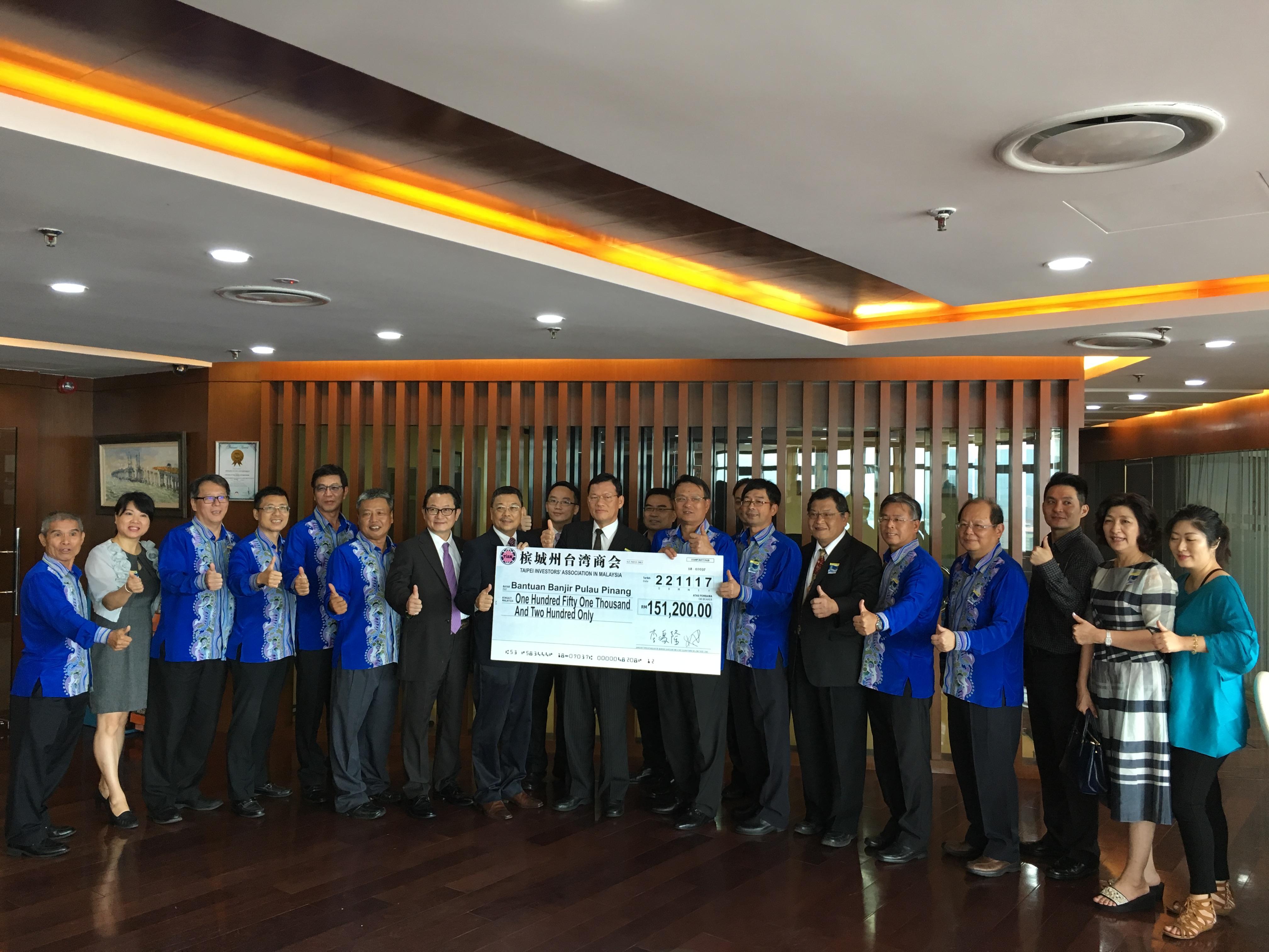 Representative Chang, James Chi-ping take photograph with Taipei Investors` Association in Malaysia.
