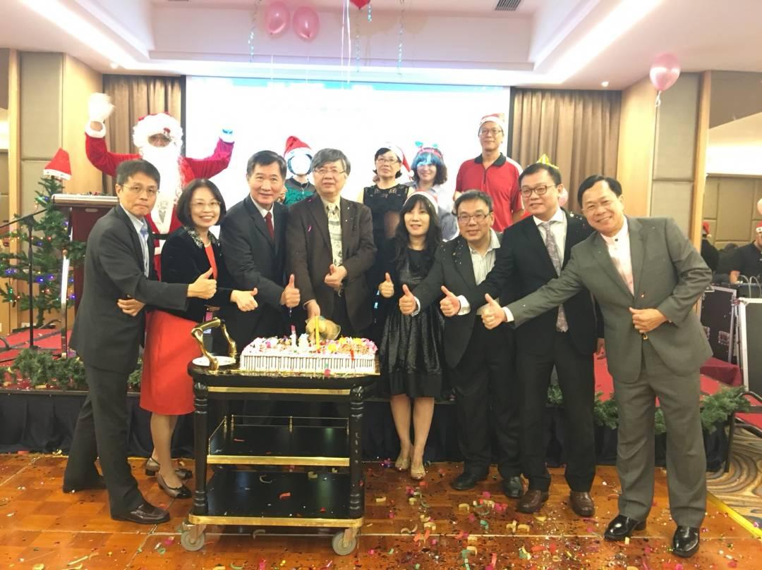 Deputy Representative Michael S.Y. Yiin (left, three). Mr. Han-Sun Chiang President of Fu Jen Catholic University (left, four) and Ms. Chen Hsiao Chuan President of Global Alumni(left, five) take photograph together with guests who attends the “Fu Jen Catholic University Alumni Association 2017”. 
