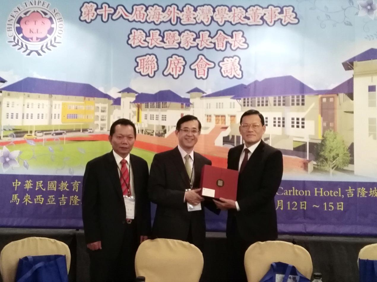 Representative Chang, James Chi-ping (right) take photograph with Dr Yao-Leether, Political Deputy Minister of Education Taiwan (middle) and attendant who attend the 18th Annual Conference of Overseas Taiwan Schools.
