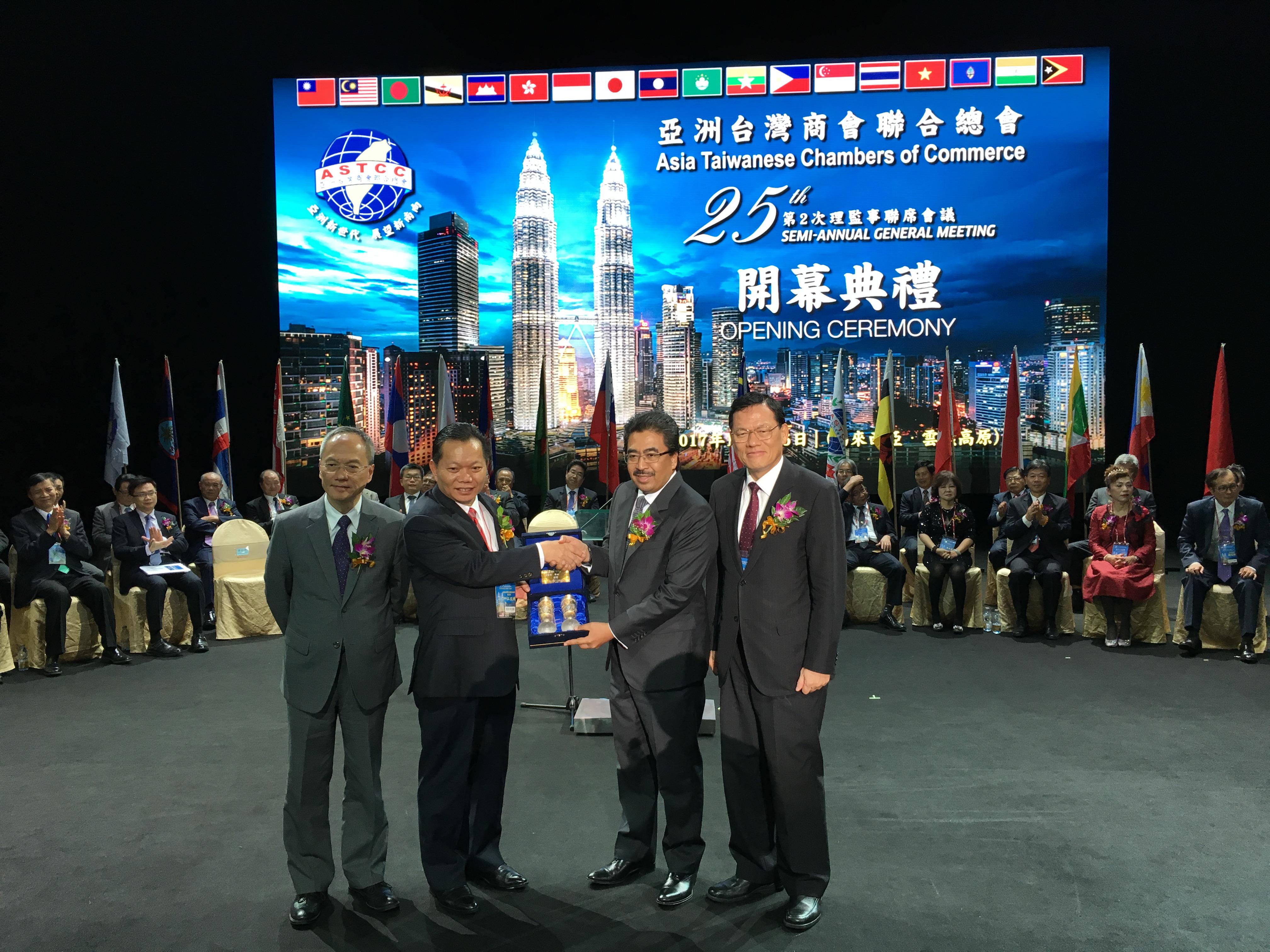 Representative Chang, James Chi-ping (right first) take photos with the behalf of Prime Minister, Johari Abdul Ghani (right second), president of Asia Taiwanese Chambers of Commerce, Dato’ Allen Chiang (left second) and head of Overseas Community Affairs Council, Wu Xin Xing (left first).
