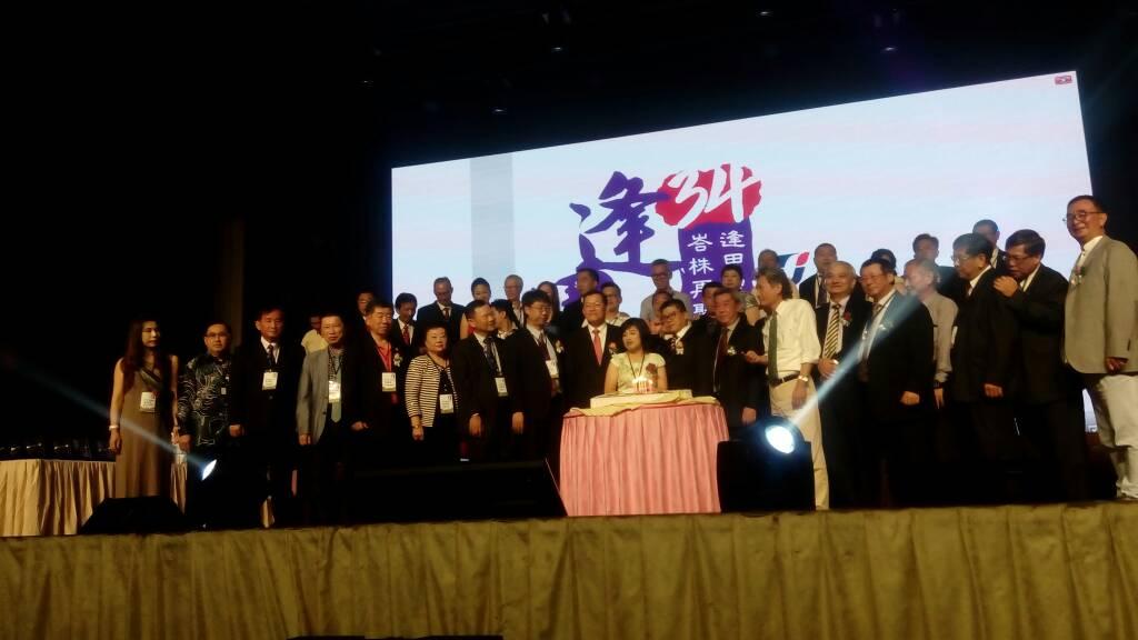 Representative Chang, James Chi-ping (front row, left nine) attends  the Feng Chia Night 2017 take photograph with VIP.
