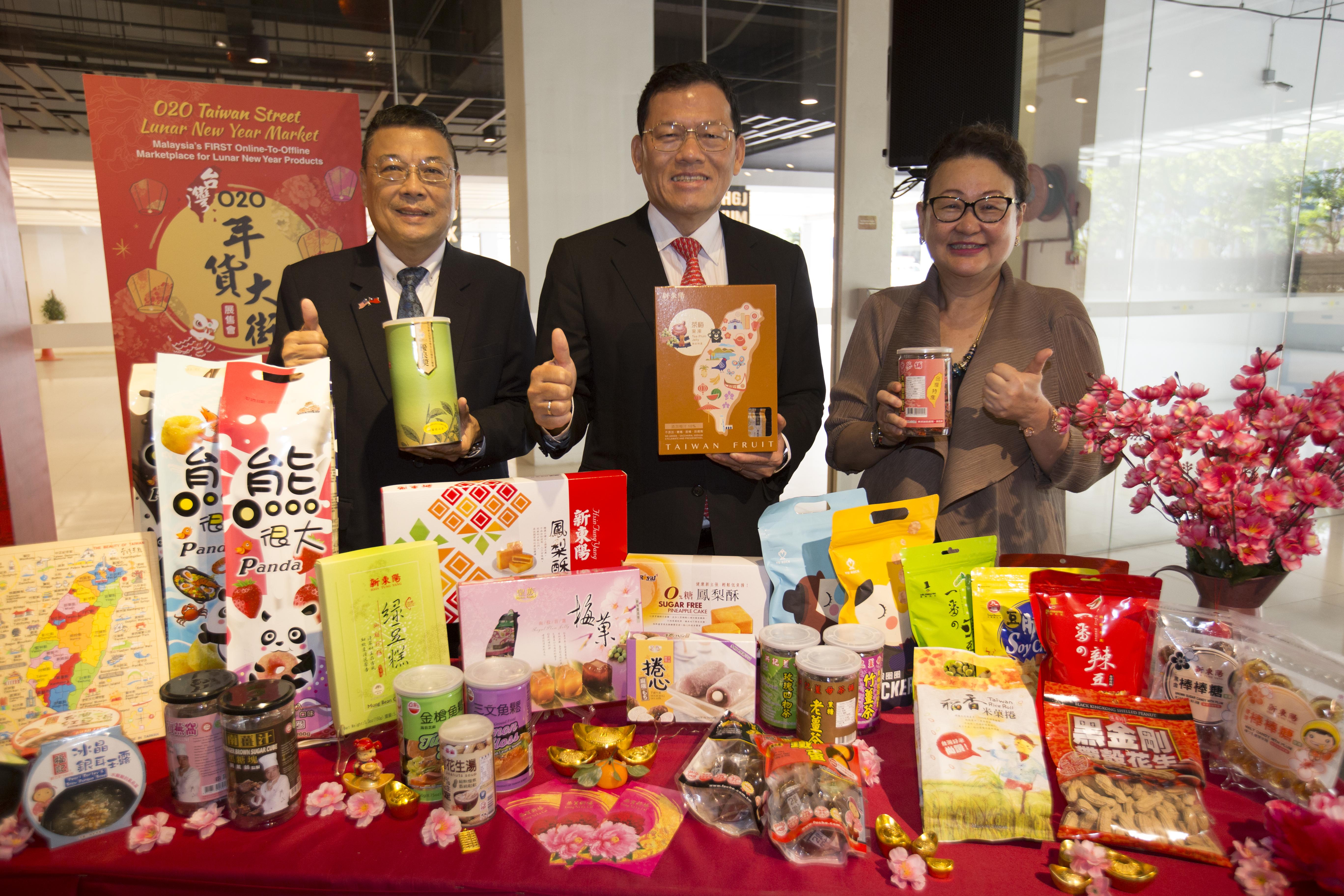  Representative Chang, James Chi-ping, Dato’ Joyce Yap, Chief Executive Officer of Retail, Pavilion REIT Malls, and Mr. Dave Lin, President of Taipei Investors’ Association in Malaysia attend the press release ceremony of “O2O Taiwan street – Lunar New Year Market) in Kuala Lumpur on January 23, 2018
