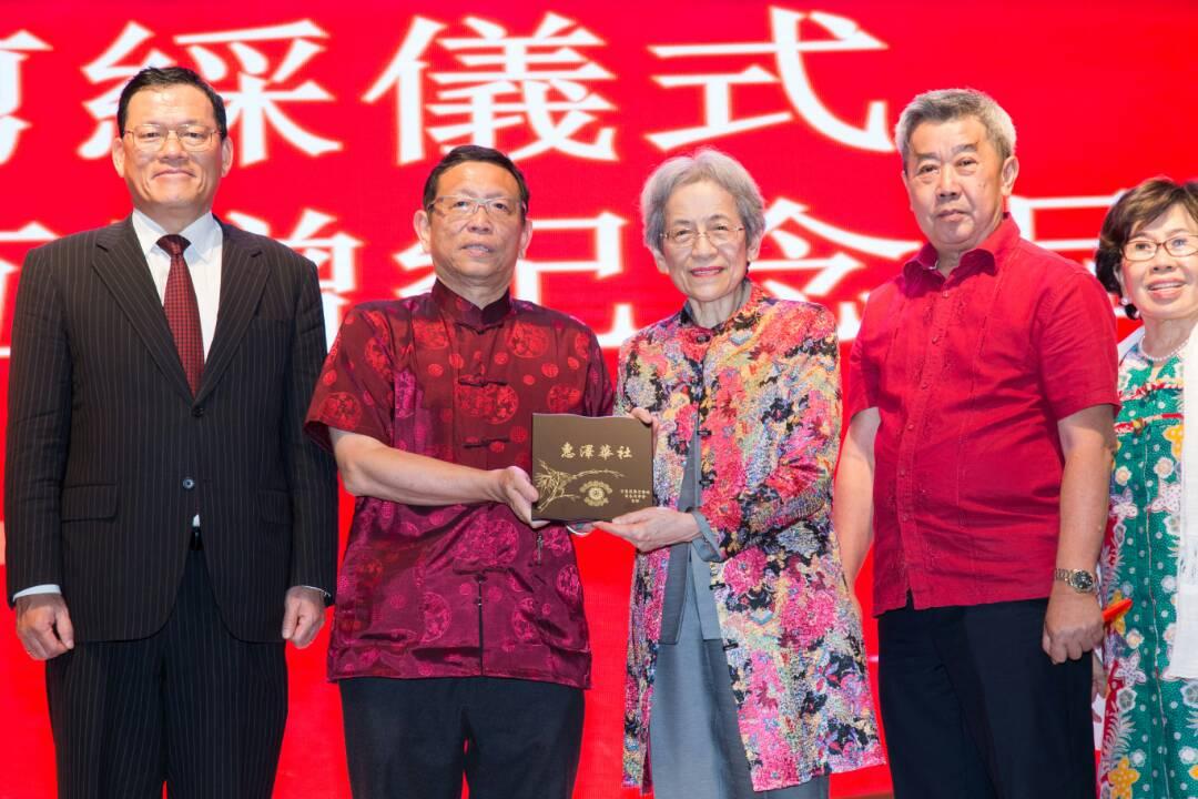 Chang, Fu-mei, National Policy Advisor to the President (second from right) received the souvenir from Ang, Boon-chin, Taiwan Graduates Association Of Selangor President (second from left), Representative Chang, James Chi-ping (first from left) and Chin, Chee-kong, the Federation of Alumni Associations of Taiwan Universities, Malaysia President (second from right) witness.
