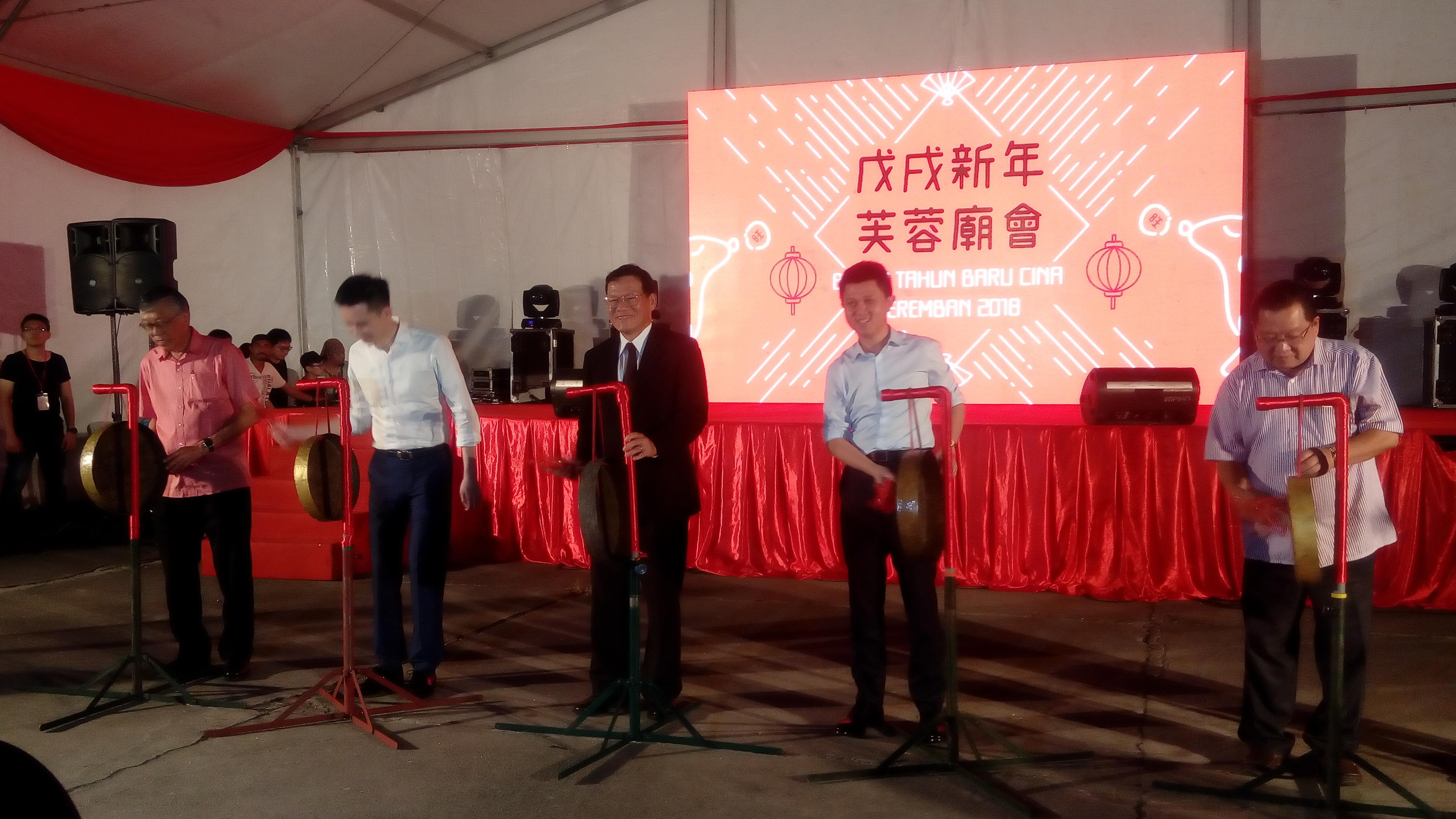 Representative Chang, James Chi-ping and YB Senator Tuan Chong Sin Woon with VIP for 2018 new Year Seremban Temple Fair Opening ceremony tap gong.
