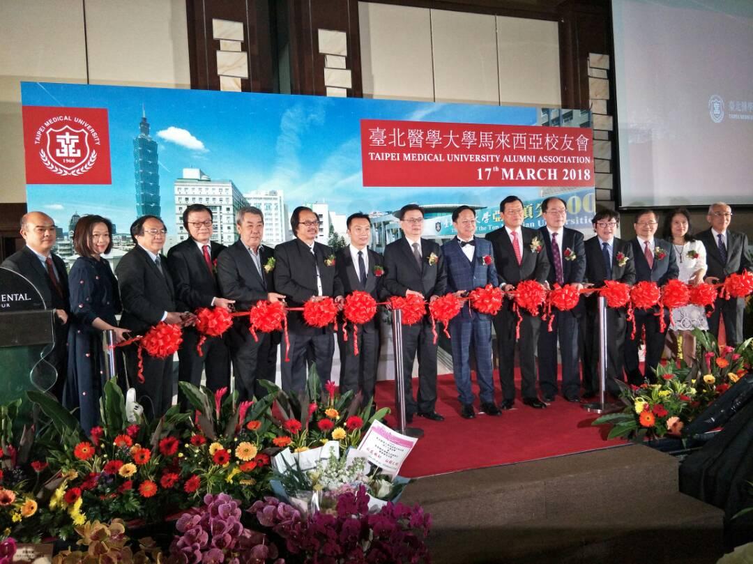 Representative Chang, James Chi-ping (right six),  Datuk Tang, Yong-chew Taipei Medical University Alumni Association the President (right seven) and Lin Chien-huang Taipei Medical University President (right eight) cutting the ribbon to celebrate with VIP.
