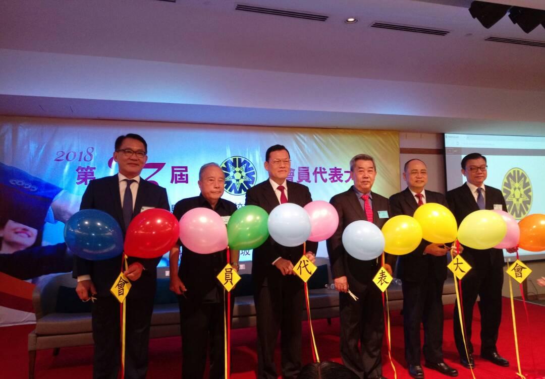 Representative Chang, James Chi-ping (left three) attends The 23rd General Assembly Opening ceremony of The Federation of Alumni Associations of Taiwan Universities, Malaysia take photograph with VIP.


