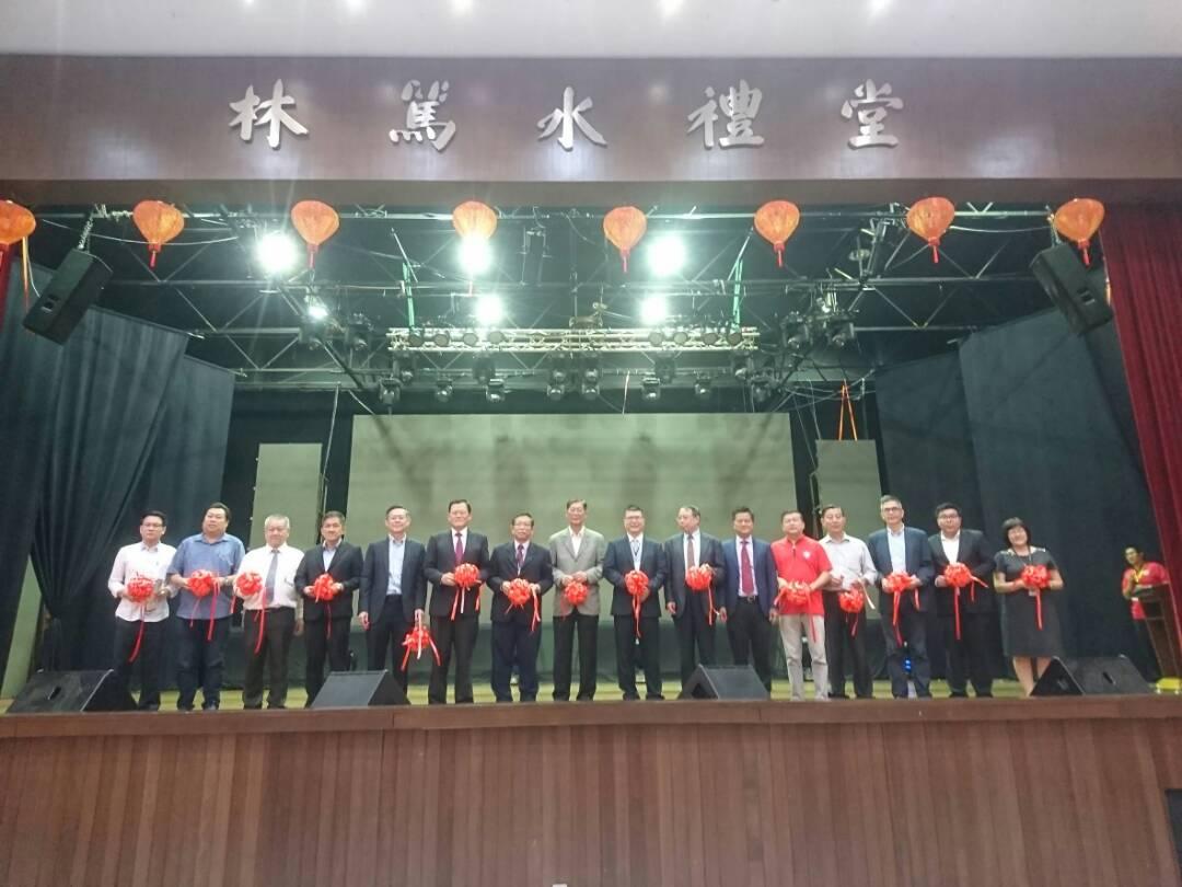 Representative Chang, James Chi-ping (left 6) took a group photo with Mr. Ang Boon Chin, the president of Taiwan Alumni Association of Selangor and Kuala Lumpur (left 7) and other VIPs during the ribbon-cutting ceremony of 2018 Taiwan Further Education Fair.