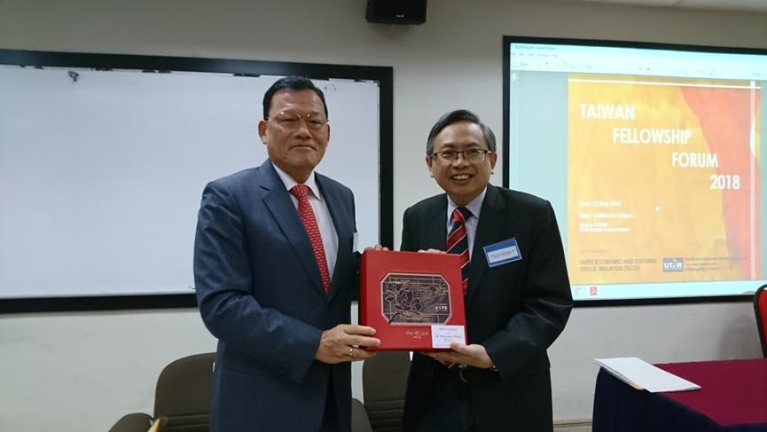 Chang, James Chi-Ping, Representative of Taipei Economic and Cultural Office in Malaysia (left) and Ewe Hong Tat, vice president of Universiti Tunku Abdul Rahman