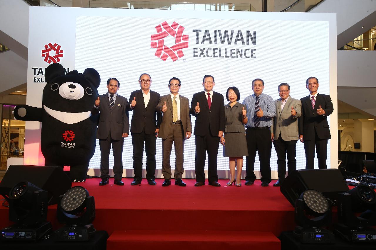 Representative Chang, James Chi-ping (middle) attends the Officiation Ceremony of Taiwan Excellence Campaign at Pavilion KL on 4 May, 2018.