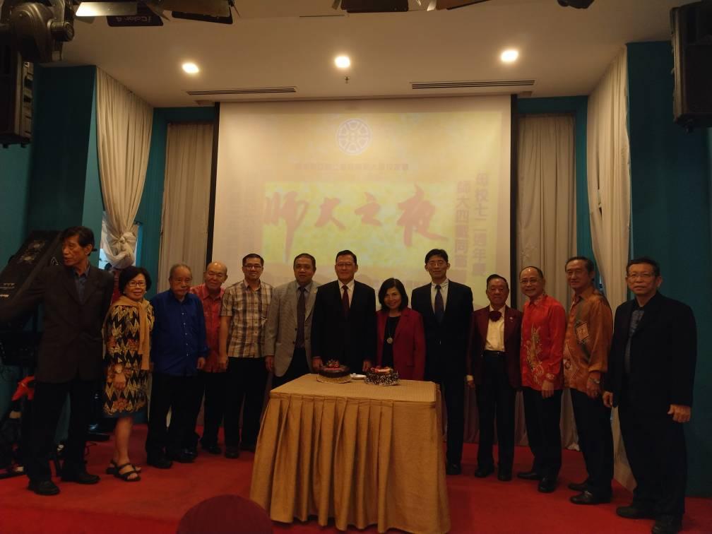Representative Chang, James Chi-ping (right seven) attends Taiwan University Alumni Association Malaysia Selangor Dinner and take photograph with VIP.