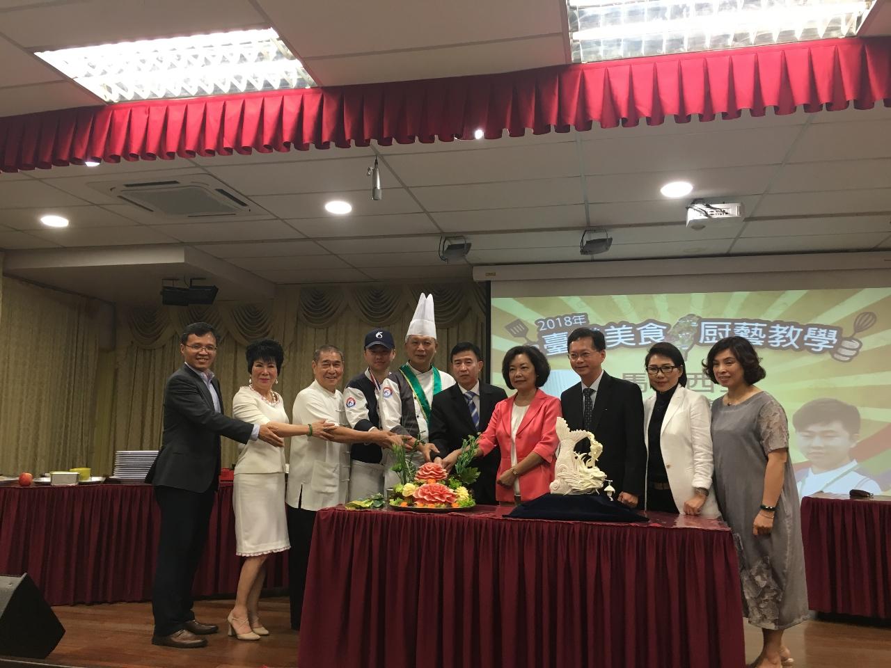 Representative Anne Hung (right four) attends Malaysia 2018 Tour of Taiwan Gourmet Cuisines Opening Ceremony with all VIP.