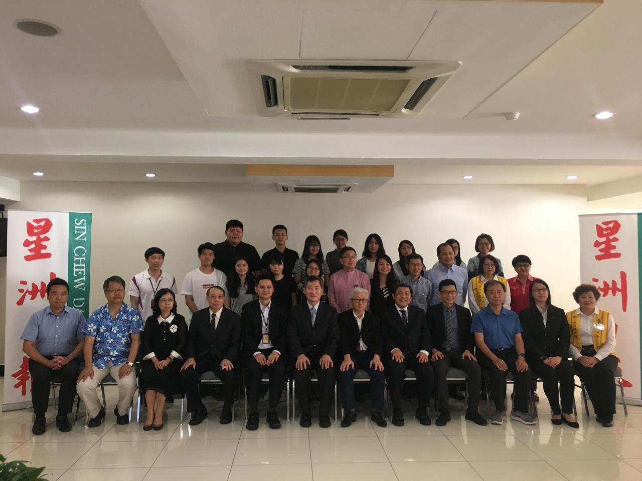 Deputy Representative Michael S.Y. Yiin took a group photo with VIPS and students award winning.