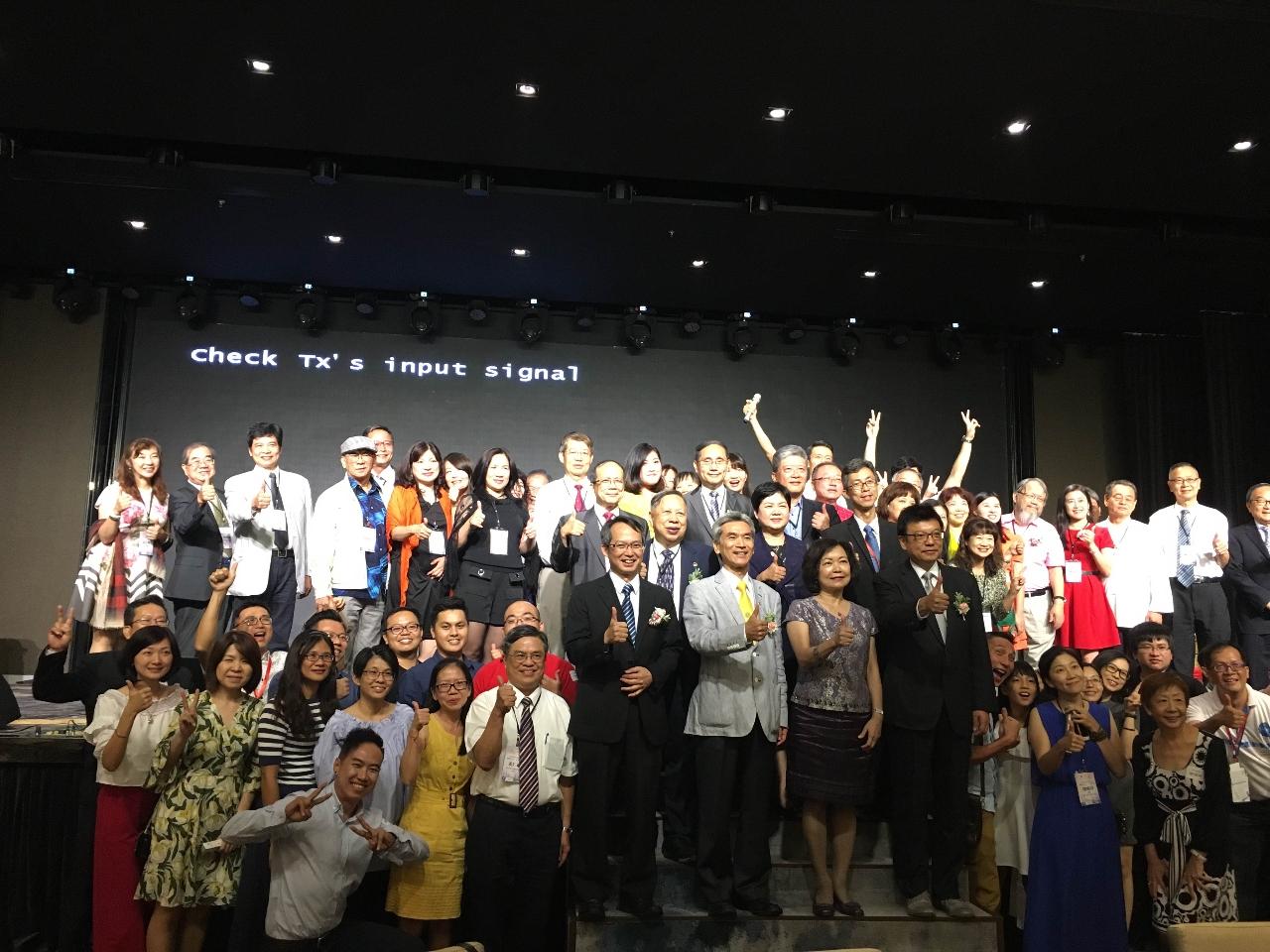 Representative Anne Hung takes pictures with participants attending Alumni Chung Hsing University and Taipei University, Malaysia 44th anniversary gathering.
