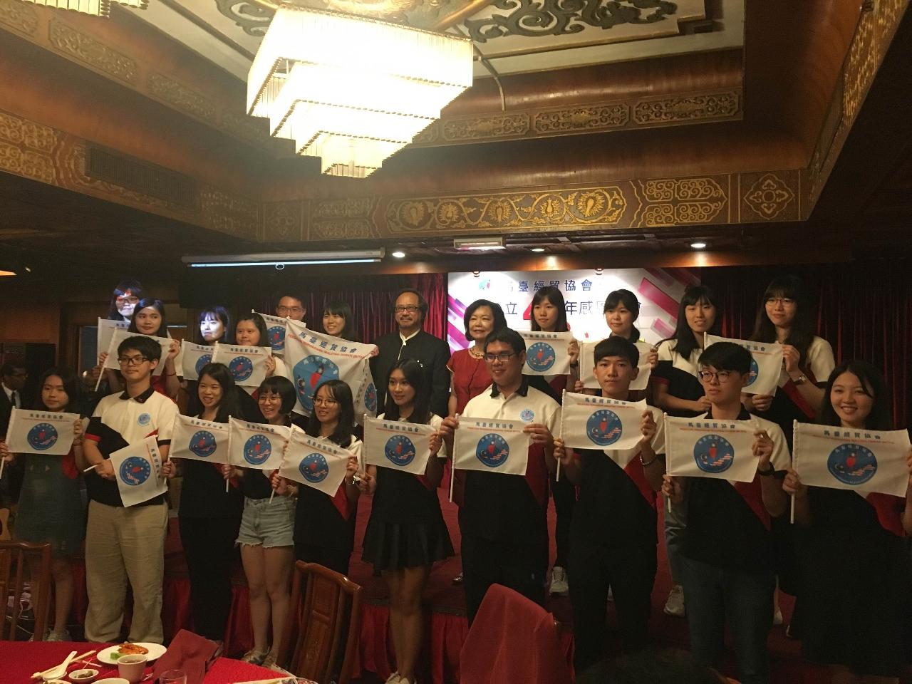 Representative Anne Hung presents pennants to participants of Taiwan Youth Malaysia Study Tour 2018.