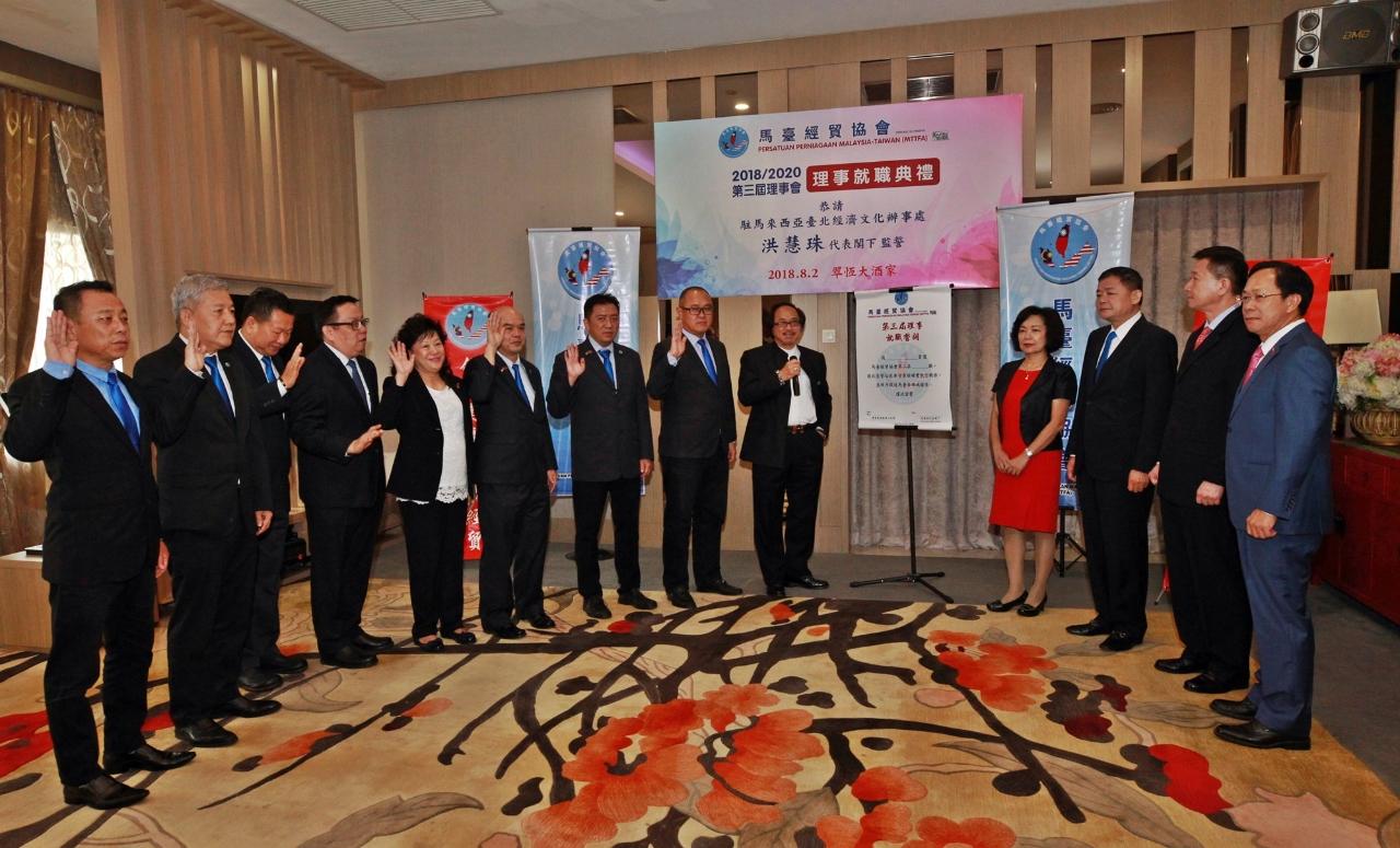 Representative Anne Hung (right four) attends The 3rd session Inauguration of Mal Tai Holdings Sdn Bhd.

