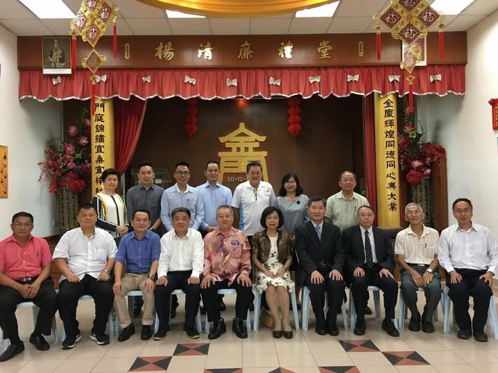 Representative Anne Hung (five right) conducts a courtesy call to Selangor Kim Mooi Association and takes pictures with President Loo Chieng Phan (five left), Acting President Lee Sack Choon and cadre.
