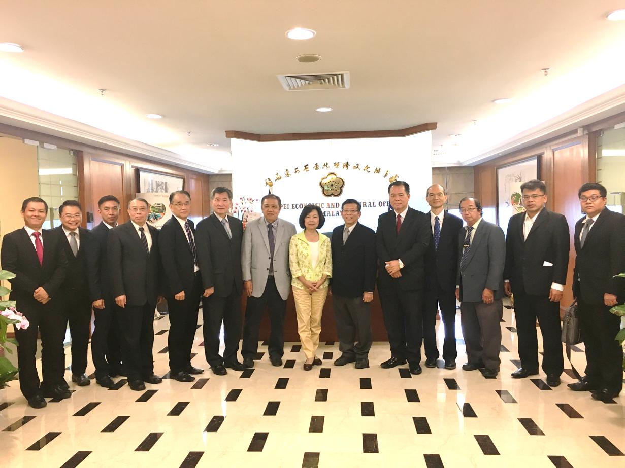 Representative Anne Hung takes pictures with The Federation of Alumni Association Of Taiwan Universities, Malaysia Persident Dato' Lawrence Ting Siew Haw and cadre.
