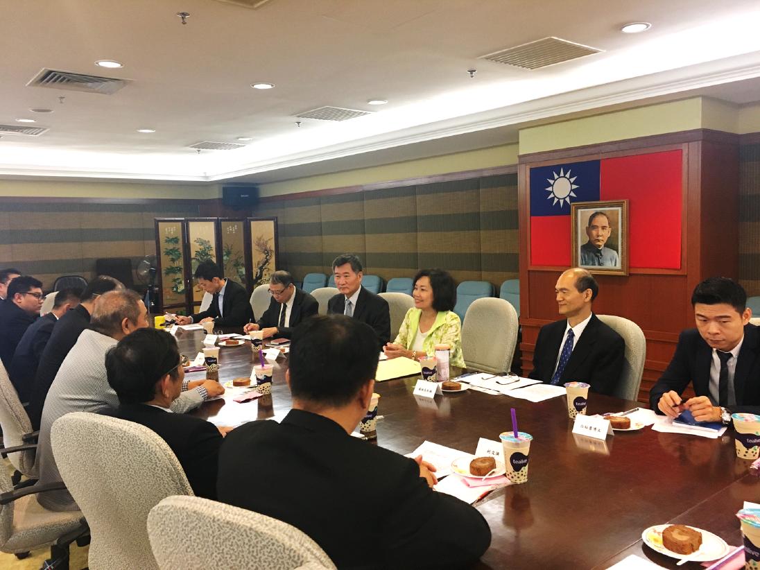 Representative Anne Hung receives Persident Dato' Lawrence Ting Siew Haw and cadre of The Federation of Alumni Association of Taiwan Universities, Malaysia.