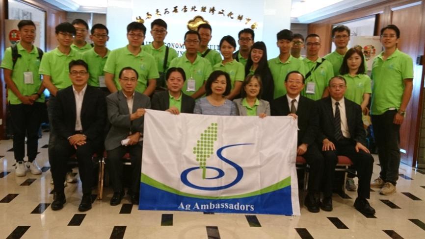 2018 Young Agricultural Ambassadors call on Ambassador Anne Hung, Taipei Economic and Cultural Office in Malaysia (center, front row) on Aug. 29, 2018