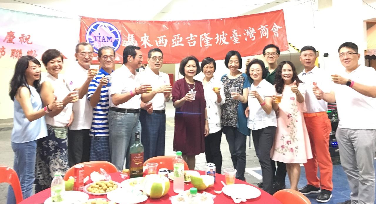 Representative Anne Hung (left seven) attends Taipei Investors’ Association in Kuala Lumpur 2018 Mid-Autumn Festival Dinner Party.
