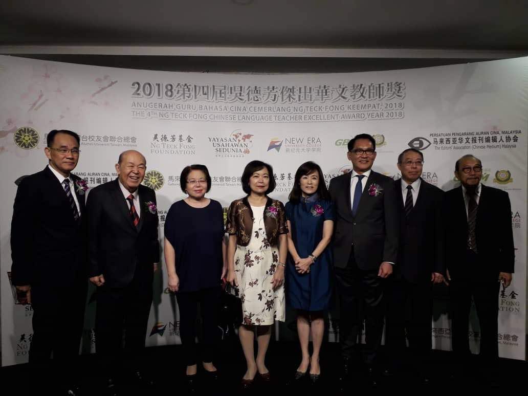 Representative Anne Hung takes pictures with VIPs attending The 4th Ng Teck Fong Excellent Chinese Language Teacher Award Year 2018.
