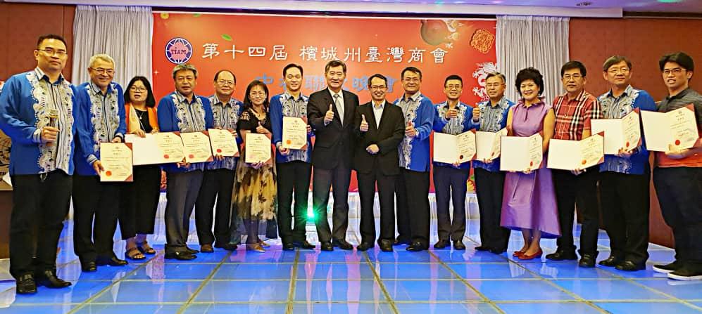 Deputy Representative Michael S.Y.Yiin (eight from left) takes group photo with Y. B. Law Choo Kiang (eight from right) and Taipei Investors´ Association in Penang President Dato´ Lee Hung Lung (seven from right) and VIP.
