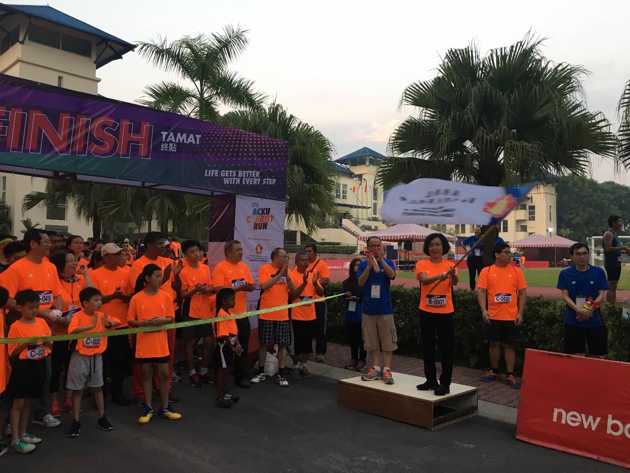 Representative Anne Hung attends “ACKU Charity Run” held by Taiwan National Cheng Kung University Alumni Association and waves flag to encourage participants.
