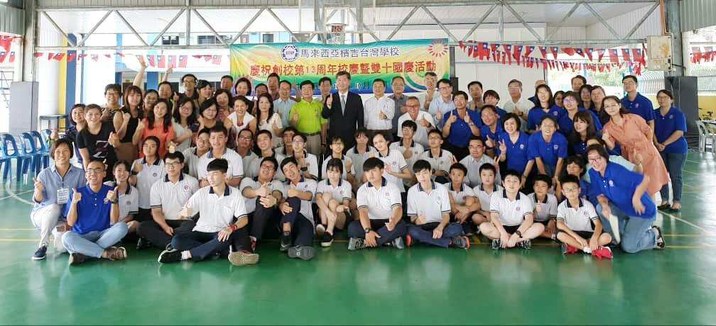 Deputy Representative Michael S.Y.Yiin (back row, centre) takes group photo with Chinese Taipei School Penangˊs teachers, students and parents.
