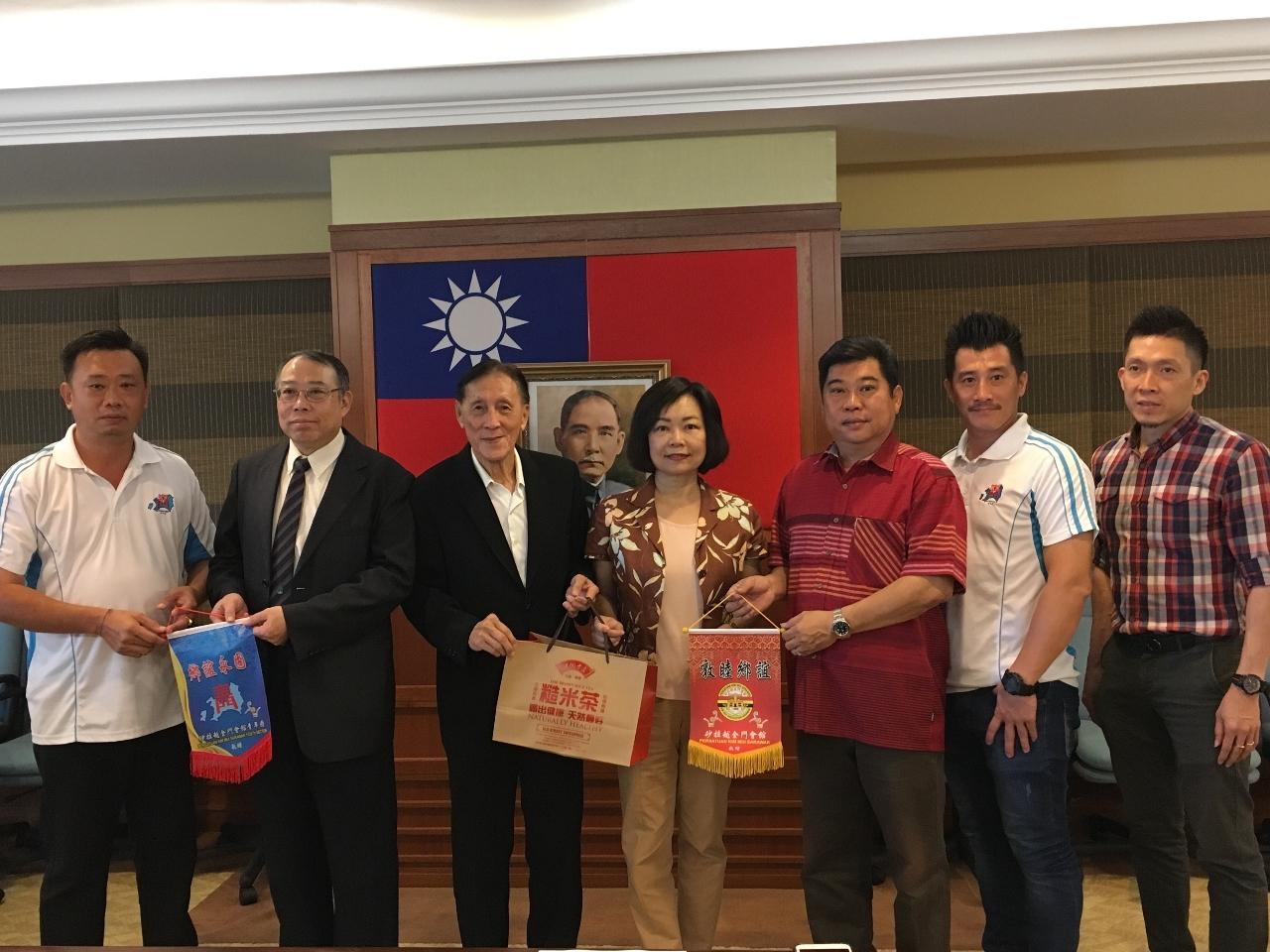Representative Anne Hung (middle) received the pennant and local specialty souvenir from Kim Mui Association Sarawak Chairman Chua Seng Chai (third left),  Vice chairman Chua Chui Peng (third right) and Youth league cadre handsel.
