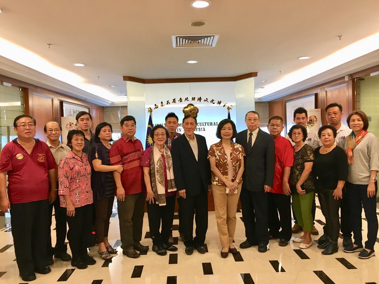 Representative Anne Hung (front row, sixth right) takes group photo with Kim Mui Association Sarawak Chairman Chua Seng Chai and cadre.

