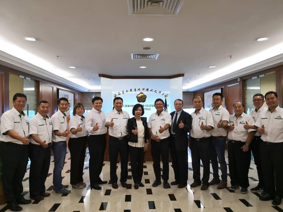 Representative Anne Hung (seventh from left) takes group photo with directors and cadres of National Pingtung University of Science &amp; Technology Taiwan Alumni Association Malaysia.