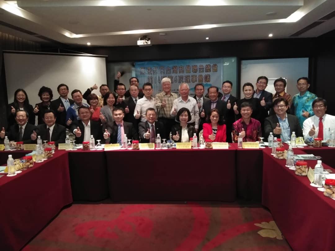Representative Anne Hung (first row, fifth from right)  takes group photo with participants at opening ceremony of the 6th meeting, 14th session of the Taipei Investors´ Association in Malaysia.