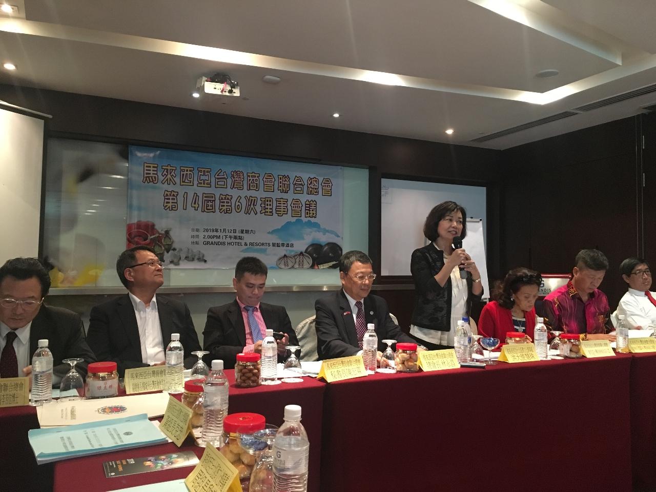Representative Anne Hung (fourth from right) delivers a speech at opening ceremony of the 6th meeting, 14th session of the Taipei Investors´ Association in Malaysia. 
