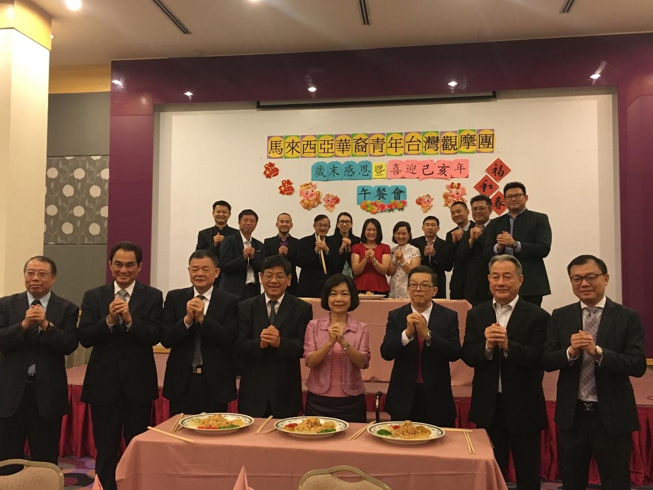 Representative Anne Hung (fourth from right) attends Malaysia Youth Study Tour to Taiwan (Guan Moo Tuan) Thanksgiving Luncheon for celebrating the Chinese New Year.