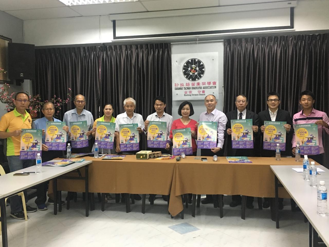 Representative Anne Hung (fifth from right) takes group photo with Sarawak Taiwan Graduates Association President Ting Chiong Won (fourth from right), Kuching Division Branch Vice chairman Jacky Ngo Lee Siong (sixth from right) and cadre. 
