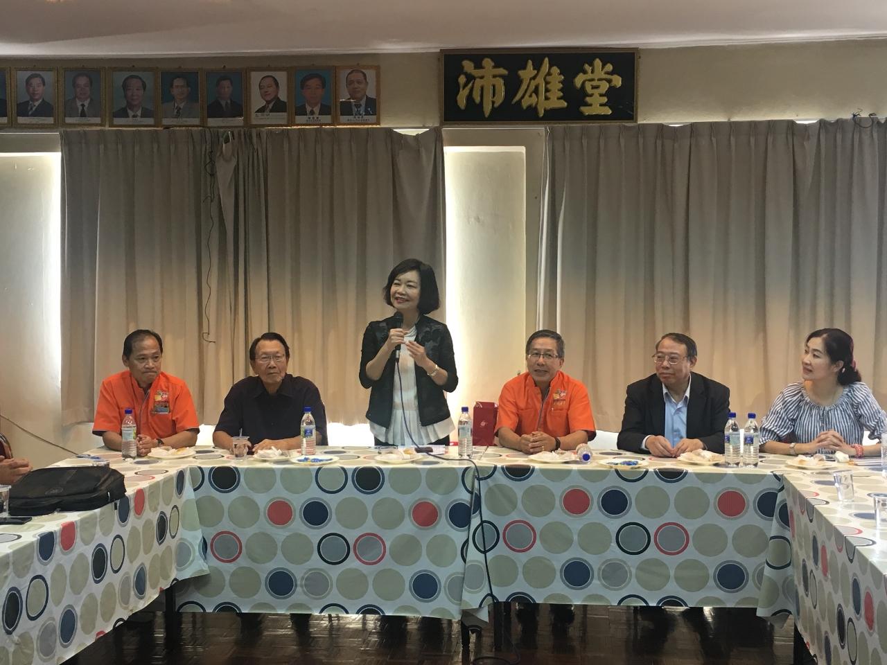 Representative Anne Hung (third from left) conducts a courtesy call to Taiwan Alumni Association Of Sabah and delivers a speech.