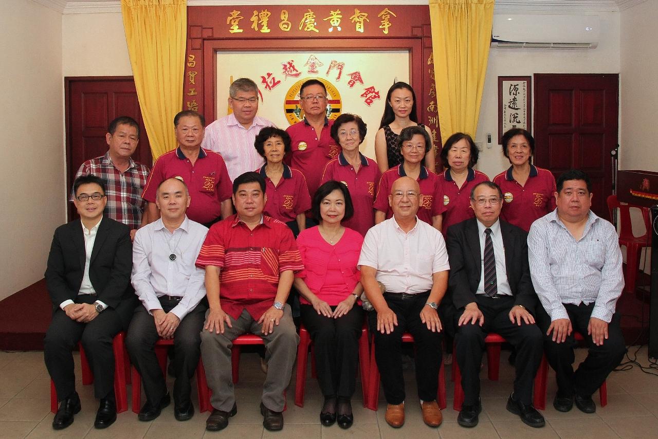 Representative Anne Hung (first row, center) conducts a courtesy call to Kim Mui Association Sarawak and takes group photo with cadre.