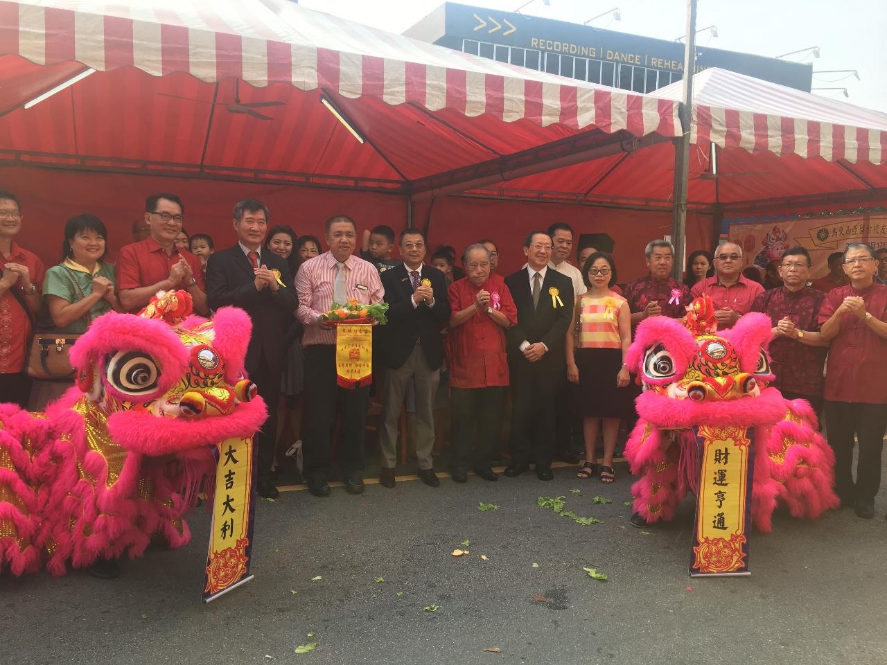 Deputy Representative Michael S.Y.Yiin (fourth from left)attends 2019 Chinese New Year Event held by The Federation of Alumni Associations of Taiwan Universities, Malaysia celebrating New Year. 
