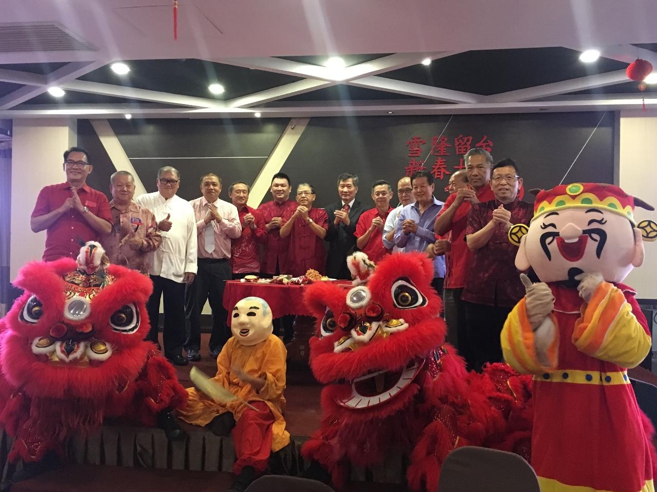 Deputy Representative Michael S.Y.Yiin (eighth from left)attends 2019 Chinese New Year Event hosted by The Alumni Association of Taiwan, Selangor &amp; W.P. celebrating New Year. 