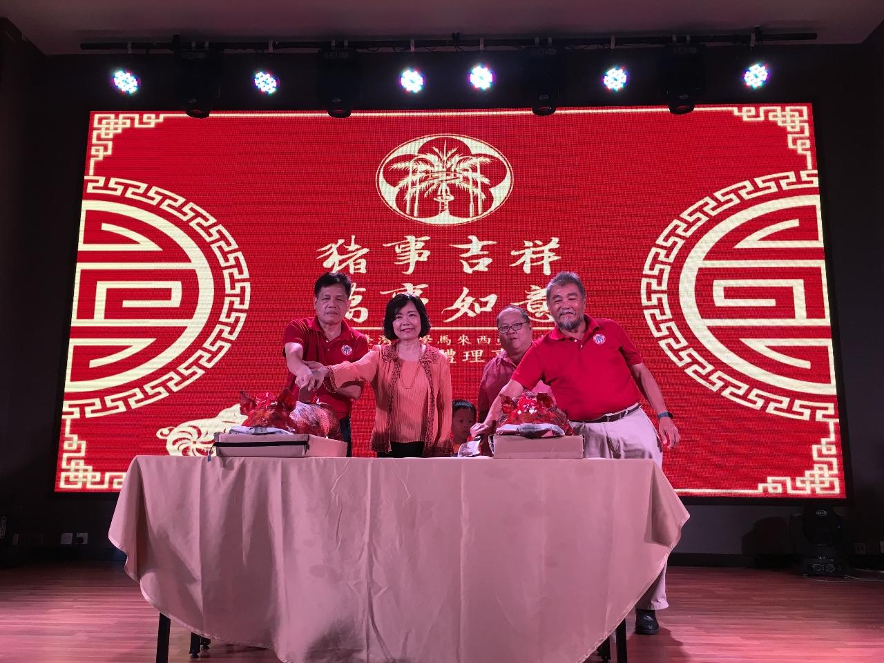 Representative Anne Hung (second from left)  attends 2019 Chinese New Year Event held by Alumni Association of National Taiwan University, Malaysia with the distinguished guests.