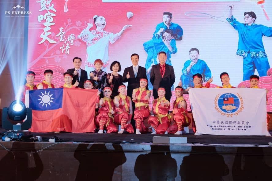 Members of 2019 Lunar New Year Goodwill Mission and VIPs take a curtain call and pose for a group photo.