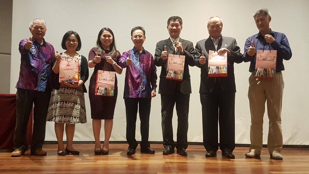 Deputy Representative Michael S.Y.Yiin (third from right) attends 2019 Chinese New Year Event held by Taipei Investors' Association in Johor and takes a group photo with VIPs.