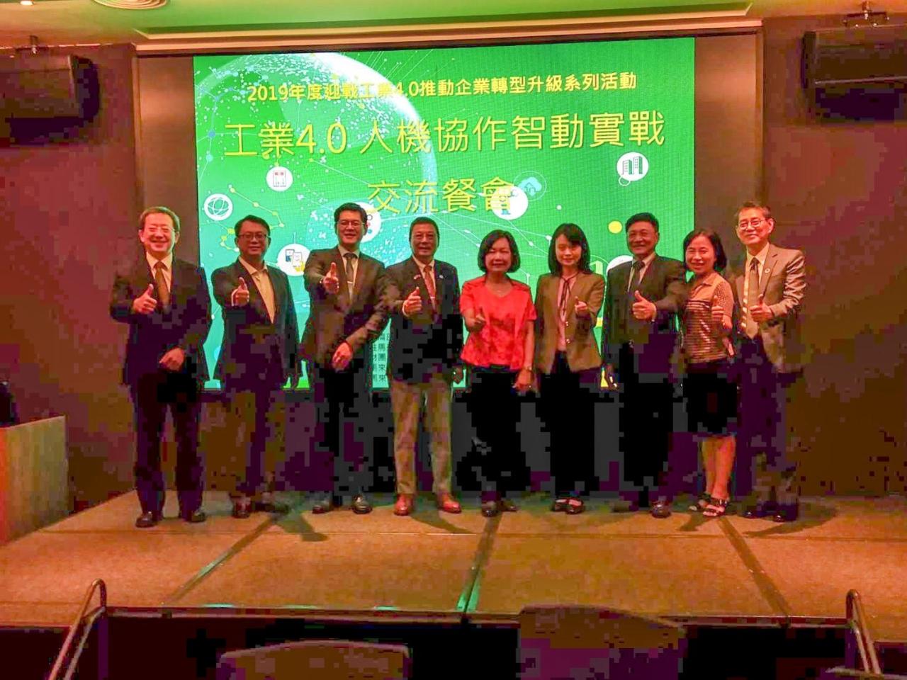 Representative Anne Hung (5th from right) attends the Networking Dinner of “Industrial 4.0~Human-Robot Collaboration Seminar”.
