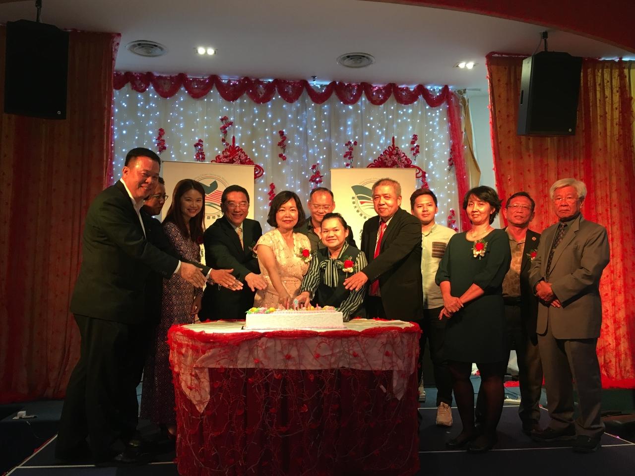 Representative Anne Hung (first row, fifth from left) cuts the cake with the distinguished guests to celebrate.