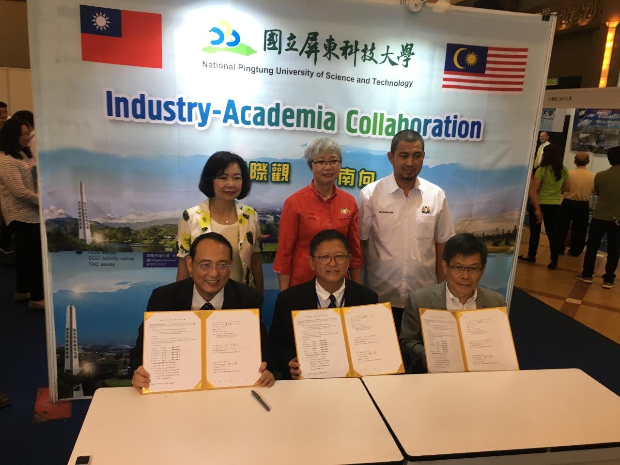 Representative Anne Hung (back row, left), Deputy Speaker of Johor State Legislative Assembly
for Penggaram Gan Peck Cheng (back row, center) and Dr Sahruddin Bin Jamal Chairman of the State Health, Environment and Agriculture Committee (back row, right) witnessed the signing of letter of intent for cooperation between National Pingtung University of Science and Technology and Pingtech, an enterprise of alumnus of National Pingtung University of Science and Technology.